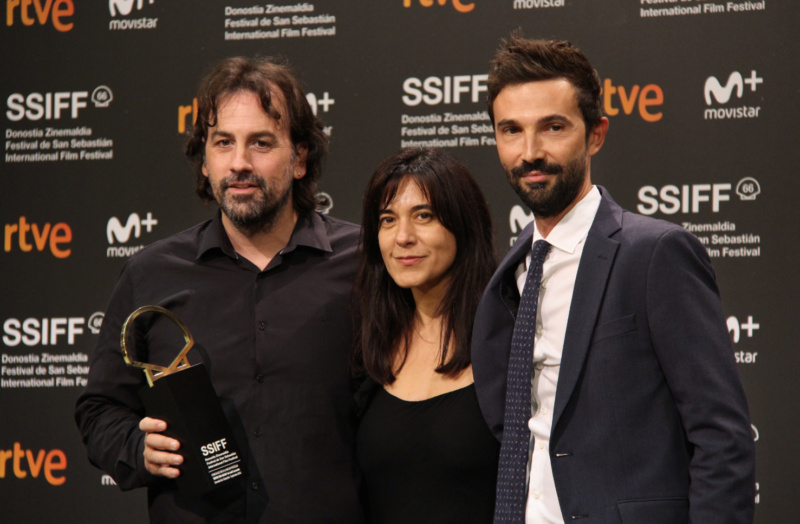 El equipo de de Entre dos aguas con la Concha de Oro a la Mejor Película en S66SSIFF