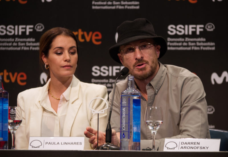 Paula Linhares y Darren Aronofsky durante la rueda de prensa de Pacificado en la 67SSIFF